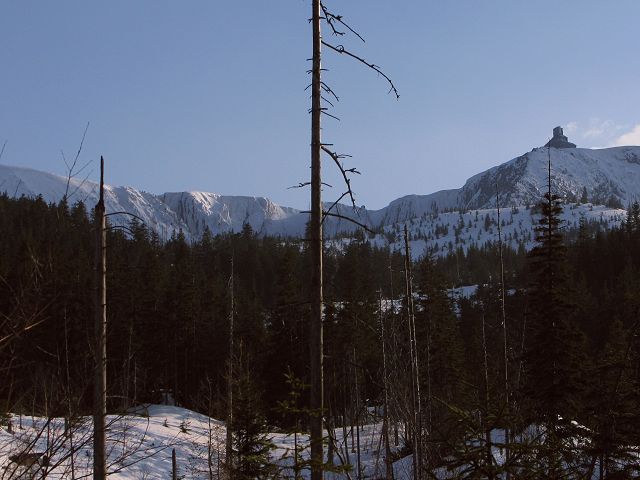foto č. 017 - Pohled na východní Sněžnou jámu i s TV vysílačem z lesa pod hřebenem.
