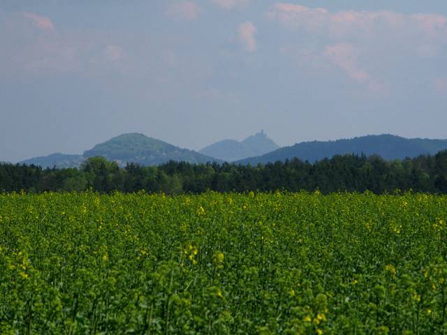 foto č. 018 - Pohled z polňačky směrem k Zakšínu a k Bezdězu.
