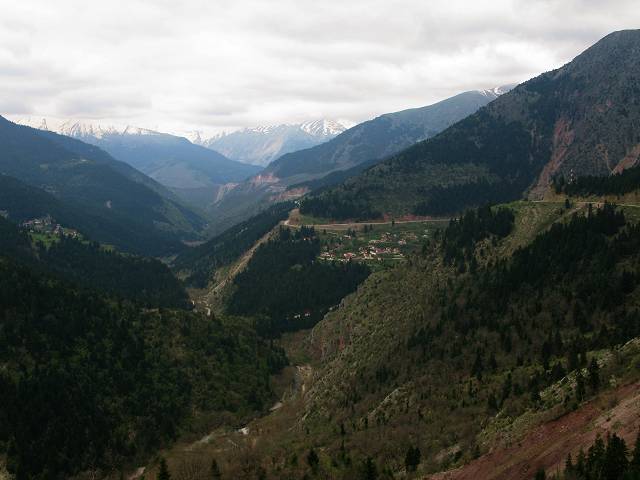 foto č. 012 - Pohled údolím řeky Kamnaitikos k vesnici Drosohori a dál k zasněženému a zataženému Pindosu.
