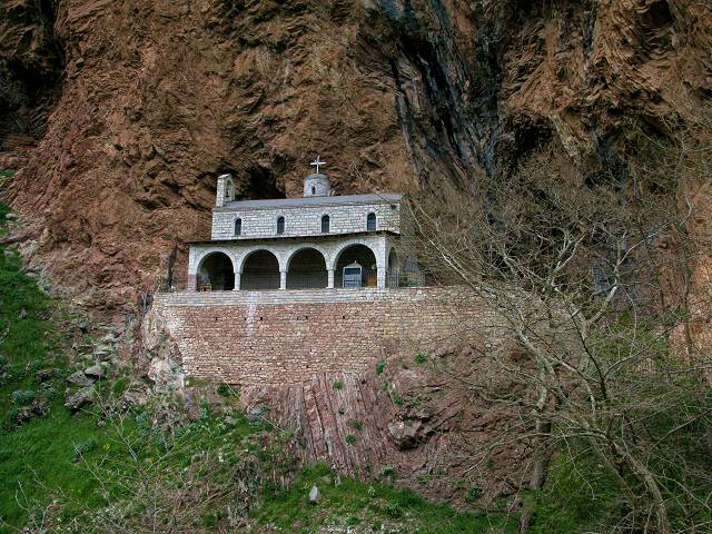 foto č. 022 - Čerstvě zrekonstruovaný kostelík byl odvážně umístěn pod obrovským skalním převisem v poměrně drobivém masívu, z něhož každou chvíli odpadávaly nějaké kameny.
