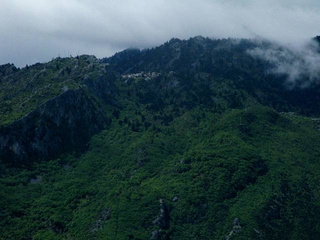 foto č. 059 - Pohoří Koziakas tvoří ostrý a rovný vápencový hřeben s výškou 1600 m. na severu u Kalampaky a 1900 m. na jihu u města Pyli. Zatímco hlavní hřeben Pindosu byl stále v mracích, Kozí hřbety (jak jsme si je lidově pojmenovali) byly po oba dny dobře vidět i během deště. Na fotce je patrná horská vesnička Koromilia ve výšce 1100 m.n.m.
