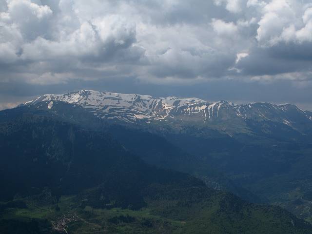 foto č. 069 - Část Pindosu s vrcholem Trigia 2204 m.n.m. V popředí je vidět vesnice Kalogriani.
