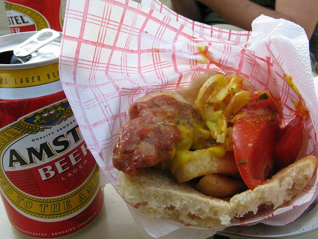 foto č. 093 - Souvlaki je maso grilované na jehle, zabalené do pitachleba a zasypané rajčaty, cibulí a hranolkama. Celé to stálo jen dva euráky a bylo to moc dobrý.
