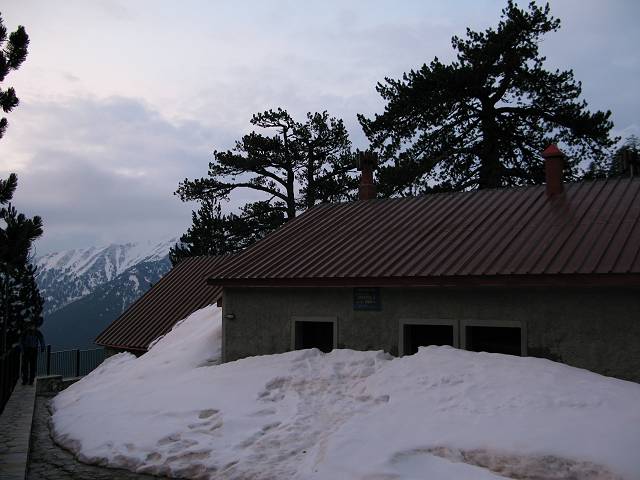foto č. 094 - Za rozbřesku přicházíme k horské chatě Refuge A ve výšce 2100 m.n.m. Není tu ani živáčka, to v sezóně tu prý obsluha vybírá peníze třeba i jen za posezení u chaty.

