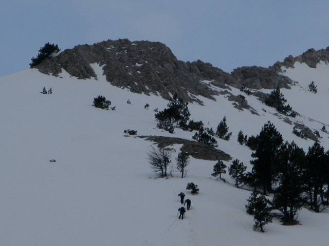 foto č. 095 - Maníci ze Žďáru lezou na hřeben pod Mytikasem. Nad chatou je stále spousta sněhu a počasí nevypadá příliš růžově.
