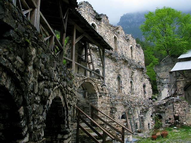 foto č. 110 - V některých částech kláštera se zachovaly jen obvodové zdi.
