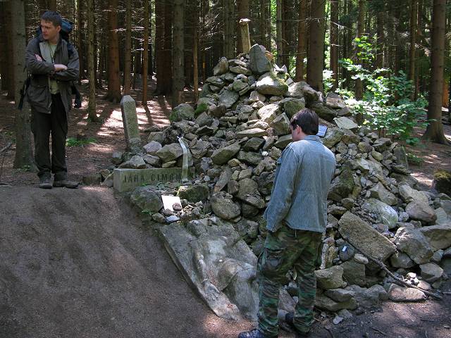 foto č. 010 - Hromada kamení u pomníku Járy Cimrmana za těch pár let pěkně narostla.
