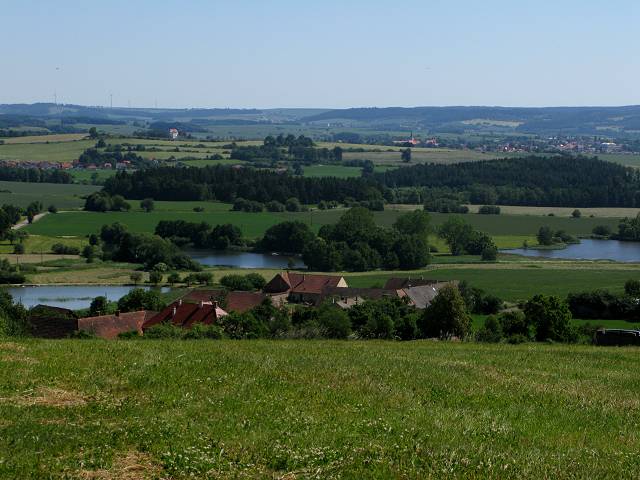 foto č. 032 - Kopec nad obcí Borovná a rybníky okolo. V pozadí je Telč.
