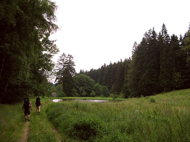 foto č. 027 - Přes bývalý Valtířov jdeme po zelené krásným údolím s rybníky.
