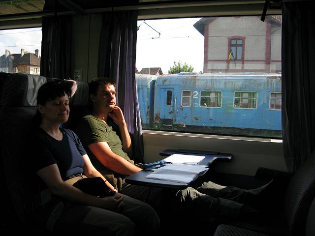 foto č. 001 - Rumunský vagón, ve kterém sedíme je v těžkém kontrastu s vagónem, který vidíme z okna.
