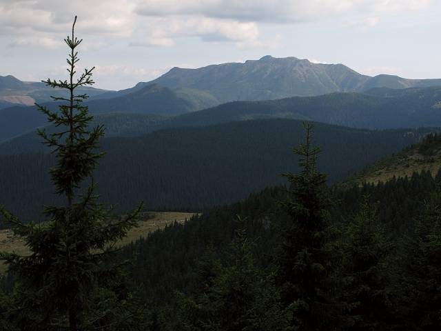 foto č. 010 - Směrem na jih vidíme hlavní hřeben pohoří Caliman, včetně nejvyššího vrcholu Pietrosul Calimani 2100m.
