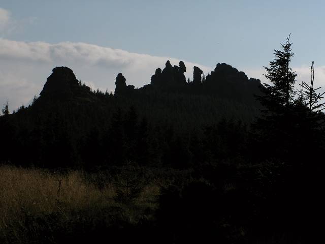 foto č. 020 - Při pohledu proti slunci vypadaj apoštolové jak nějaký strašidelný hrad.
