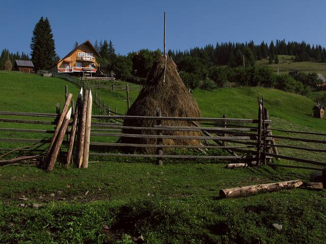 foto č. 026 - Přicházíme k prvním stavbám a Venca s Ilčou se podivujou, jak se za těch pět let od poslední návštěvy Rumunska změnily vesnice k nepoznání.
