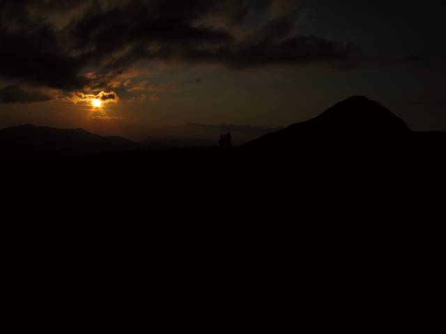 foto č. 059 - Slunce zapadá za horama.
