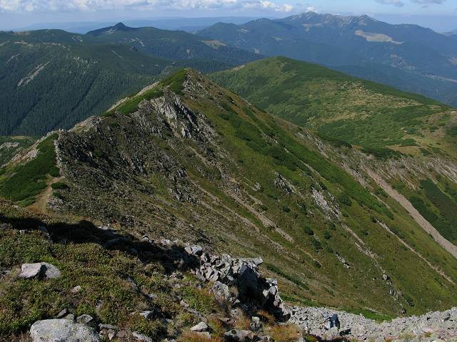 foto č. 070 - Pohled na západ, kde je v pozadí vidět poslední téměř dvoutisícovka hřebene pohoří Caliman, Vf. Bistriciorul 1990m.
