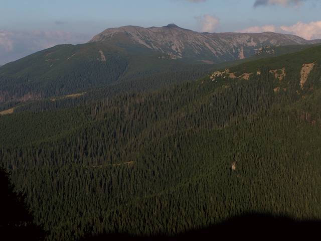 foto č. 081 - Přiblížený pohled na masiv s Pietrosulem, vpravo pod vrcholem jsme dneska ráno ještě chrněli.
