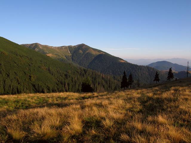 foto č. 087 - Ranní pohled na severozápad. Levý vrchol je Piciorul Bistriciorii (1950m) a ten pravý je Vf. Stracior (1963m).

