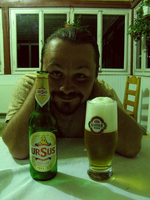 foto č. 148 - Luděk a jeho medvěd - Ursus, což bylo asi nejrozšířenější rumunské pivo.
