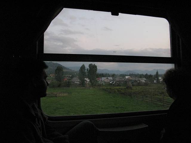 foto č. 158 - Před setměním pozorujeme z okna vlaku rumunský venkov.
