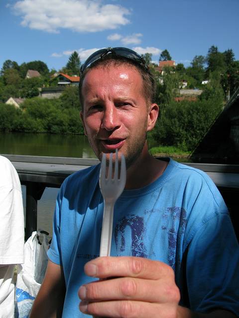 foto č. 067 - Soudruzi z NDR někde uďáli chybu. Plastová vidlička si neporadila s jídlem.
