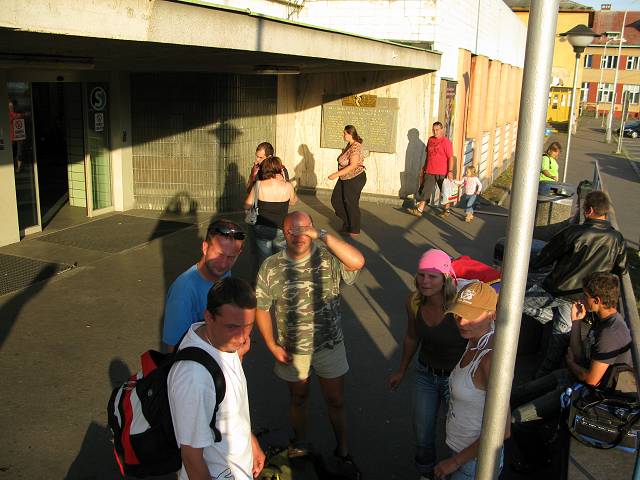 foto č. 092 - V Kolíně uvítáme odvoz z nádraží, protože někteří z nás by měli problém dojít domů po svých. Za to dík, hlavně Piďousově manželce.
