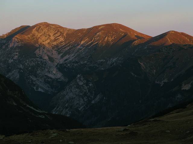 foto č. 065 - Východ slunce nad Roháči.
