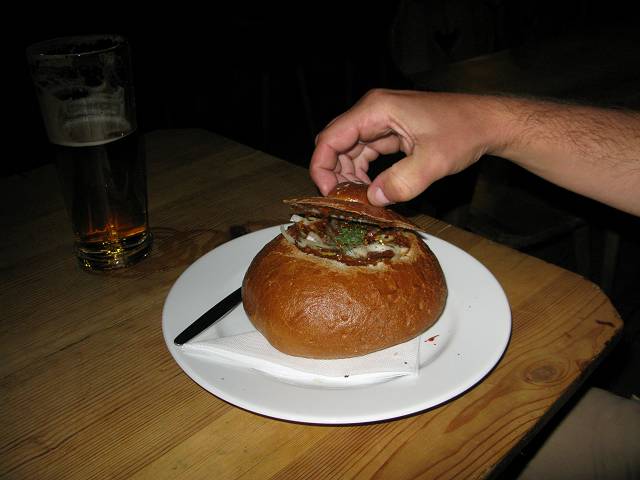 foto č. 019 - Zvěřinový guláš v bochníku chleba.
