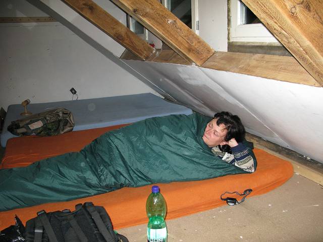 foto č. 021 - Nocleh na matracích v boudě za chatou za 80,- na osobu.

