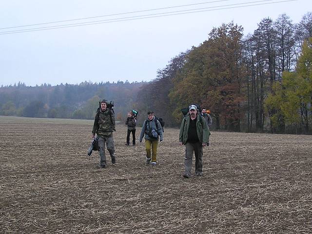 foto č. 005 - Kráčíme přes pole do obce Rpety.
