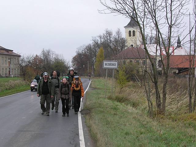 foto č. 009 - Následuje slušná porce kilometrů po asfaltu přes Radouš, Bezdědice až do Hostomic.
