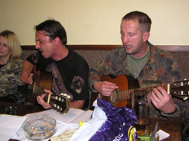 foto č. 014 - Hospůdka se rozespívala a kytary každou chvíli měnili majitele. Po pár pivech se do hraní pustili Šaf a Ček.
