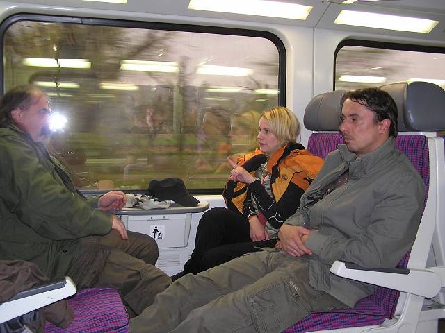 foto č. 019 - Bumbejs, Jarka a Šaf ve vlaku ze Zadní Třebáně do Prahy.
