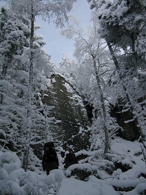 foto č. 004 - Pod Bludnýma skalama řešíme, jak se v tom sněhu dostaneme nahoru.
