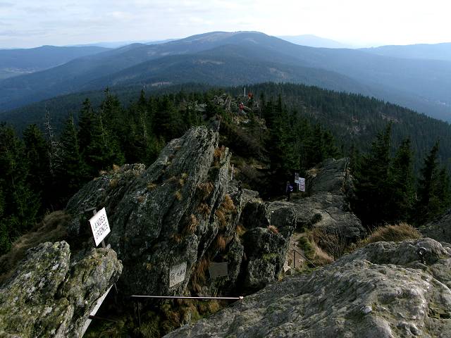 foto č. 004 - Eine kleine Oktobergrosserosserspaziergang. Pohled z hory Ostrý - Grosser Osser (1293m) směrem na jihovýchod na Šumavský hraniční hřeben.
