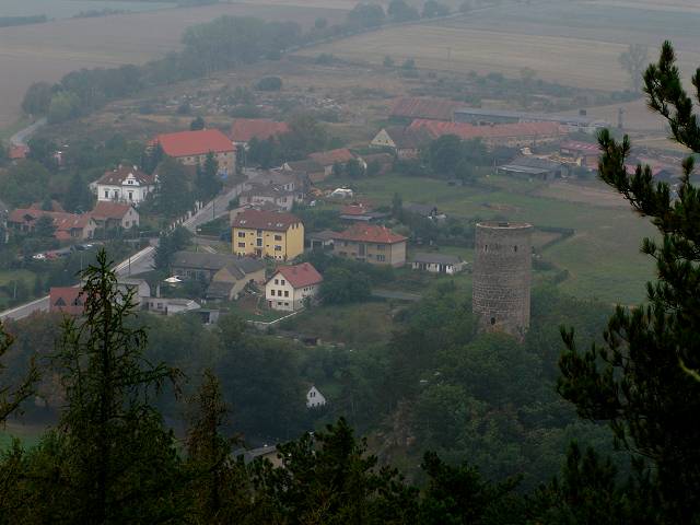 foto č. 015 - Pohled z hradu Točník na hrad Žebrák.
