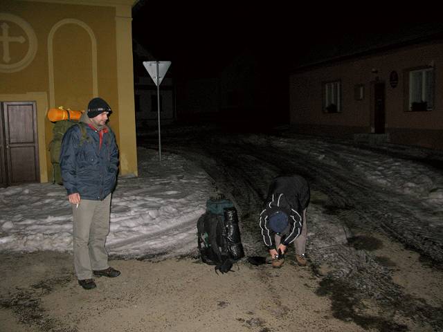 foto č. 001 - Obec Mezholezy. Odtud za tmy vyrážíme kousek po silnici a za další kousek už odbočujeme ku Křakovskému vrchu.
