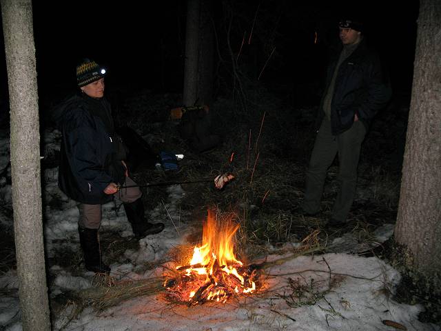 foto č. 001 - Poslední dobou je Pirníkovic slanina tradicí, bez které by v lese u ohně chyběla ta pravá atmosféra. Večer u Českých Velenic.
