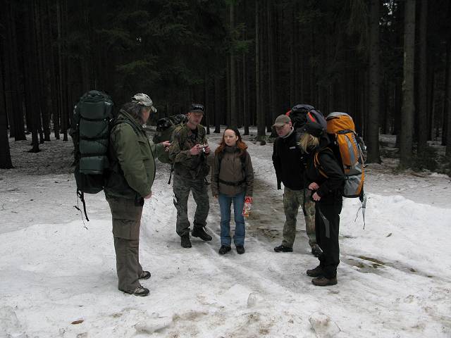 foto č. 010 - Bumbejs, Ček, Zuzka, Jonáš a Jarka v Černém lese plném bílých sraček.
