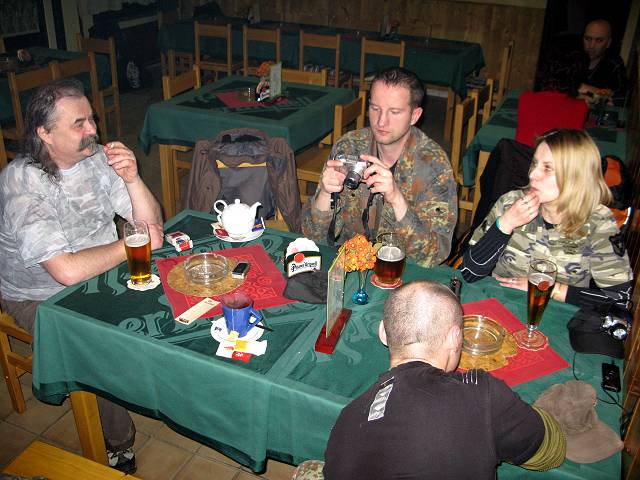 foto č. 032 - Dáváme k večeři pizu. Jonáš se postaral o dokonalou zábavu svými peprnými průpovídkami.
