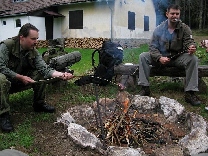 foto č. 012 - Na samotě u lesa si půjčujeme ohniště za účelem oběda.
