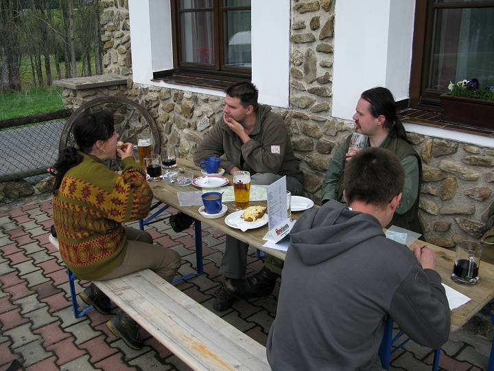 foto č. 016 - Hospoda Arnoštov. Dáváme kafe, kofolu a Svijany. Někteří i druhý oběd.

