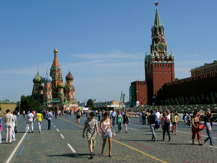 foto č. 006 - Chrám Vasila Blaženého a Spasská věž v Kremlu. Je docela vedro, tak se jdeme schladit mezi studené zdi Vasilova chrámu. Bohouš a Standa mezitím vzali útokem největší moskevský armyshop 