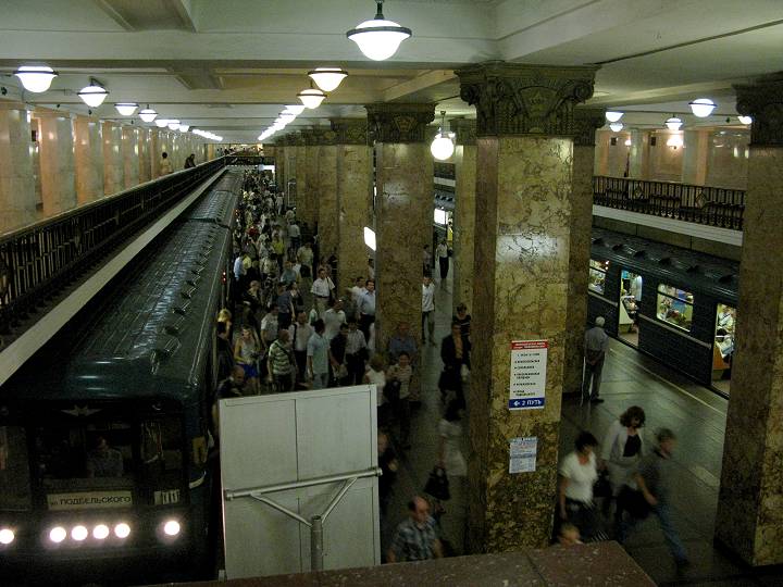 foto č. 009 - Stanice metra Komsomolskaya u Jaroslavského nádraží. Kdo se umí pohybovat v pražském metru, to moskevské bude pro něj hračka. Sice je tu tuším 11 tras, nicméně systém všeho je tu téměř identický s Prahou. Zřejmě se vopičili.
