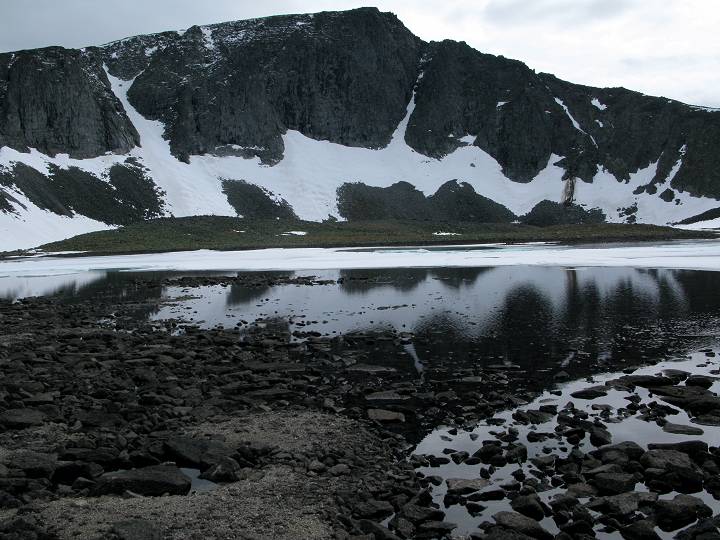 foto č. 052 - Ledovcové jezero pod g. Naroda. Nacházíme se ve výšce 1133m.n.m.
