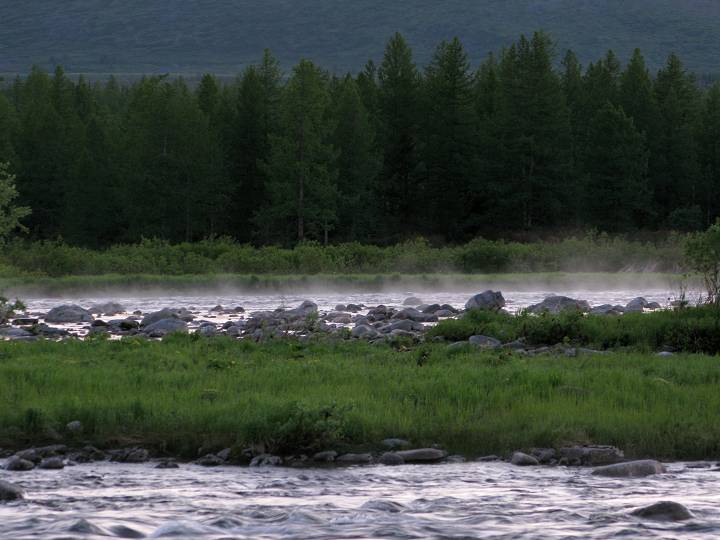foto č. 108 - Nad Limbekoyu se zvedá opar, protože vzduch zaříná být chladnější než ledová voda v řece.
