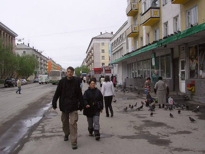 foto č. 148 - Takhle vypadá život ve Vorkutě. Lidé v zimních bundách si užívají krátkého léta.
