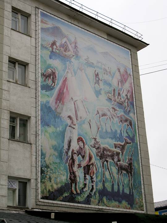 foto č. 156 - Malůvka na zdi jednoho z baráků ukazuje život původních obyvatel lidí zde v republice Komi /Коми/ před příchodem tvrdé sovětské industrializace.
