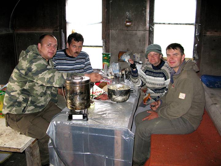 foto č. 176 - Valerij, Saša, Ilča a Vašek v příbytku. Cpeme se hovězím s těstovinami a olivovou majolkou a oproti očekávání nám tato poserózní kombinace docela chutná.
