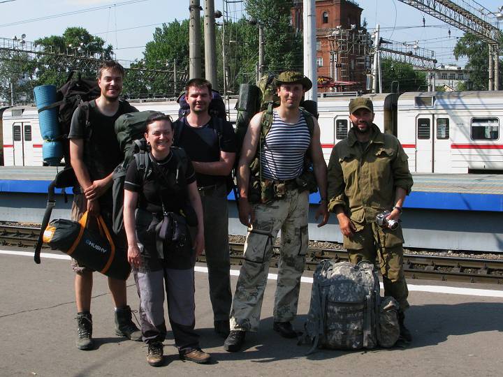 foto č. 190 - Petr, Ilča, Vašek, Standa a Bohouš na Jaroslavském nádraží v Moskvě. Fotí nás geolog Voloďa.
