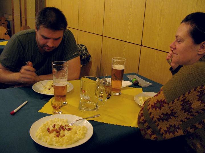 foto č. 043 - Na chatě Zbojská se zabydlujeme a berem útokem restauraci, kde si stylově objednáváme bryndzové halušky se slaninou.
